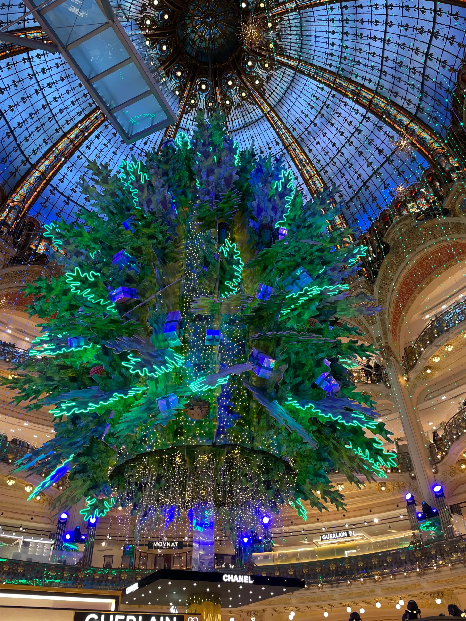 Read more about the article Galerie Lafayette – Christmas tree